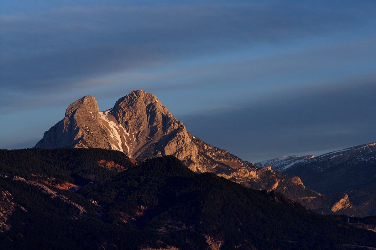 El Pedraforca amb llum càlida sobre els cims